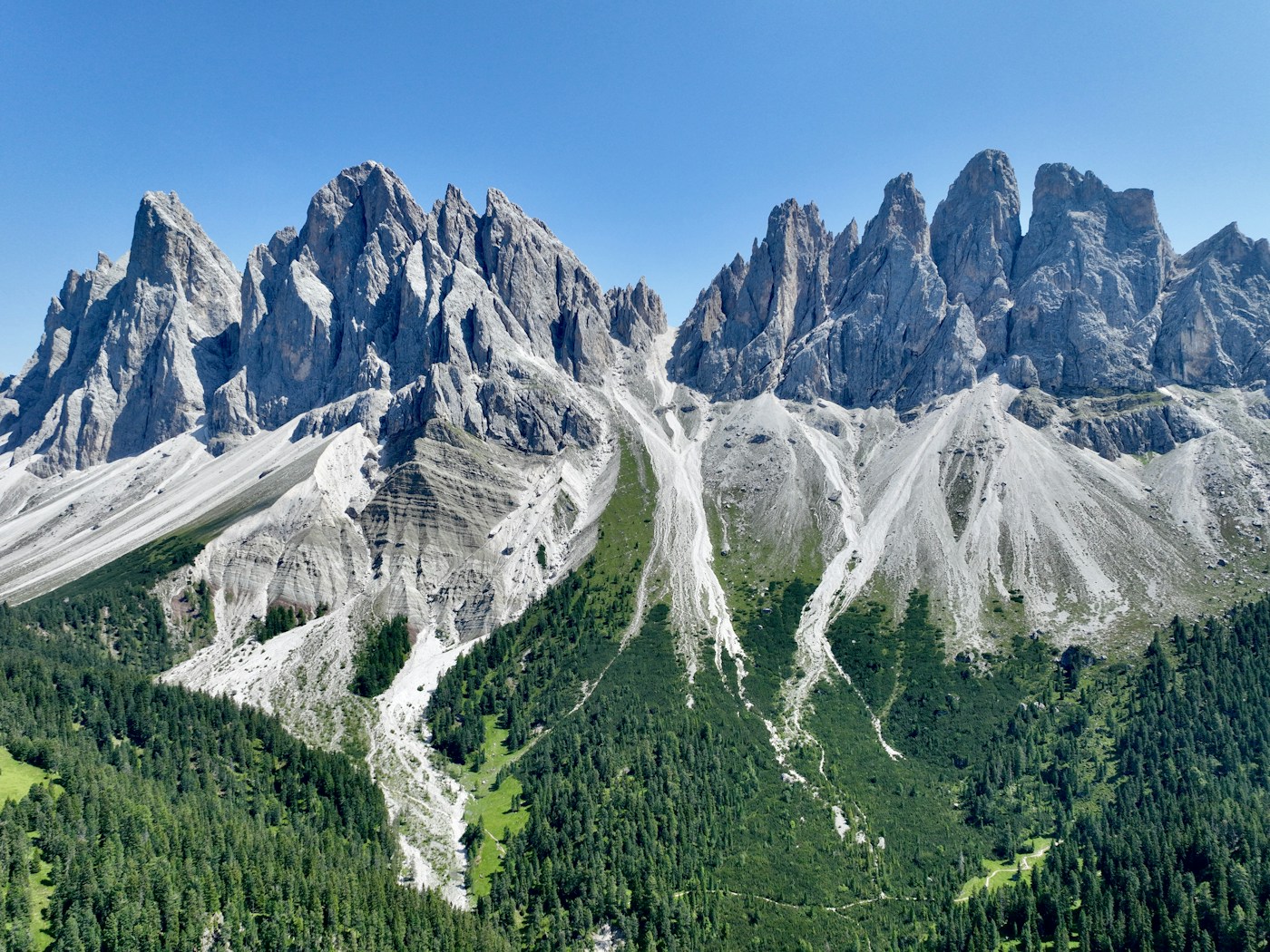 Sommets montagneux des Dolomites, en Italie